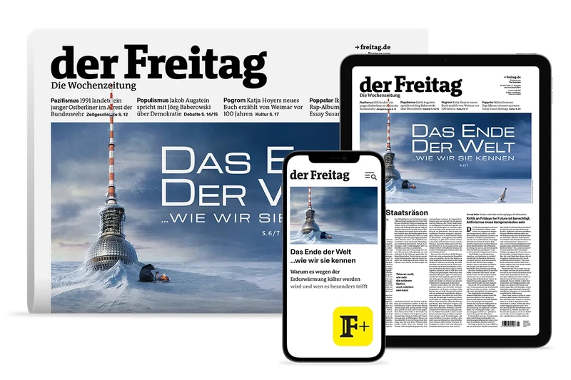 Eine Katze und ein Bär sitzen auf einer gigantischen Eisfläche an einem Lagerfeuer neben dem fast bis oben vereisten Berliner Fernsehturm