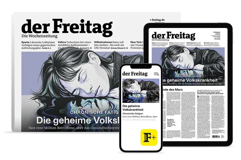 Eine erschöpfte junge Frau legt ihren Kopf in die Armbeuge