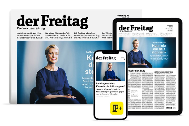 Eine elegante blonde Frau mit kurzer Frisur sitzt vor einer blauen Wand