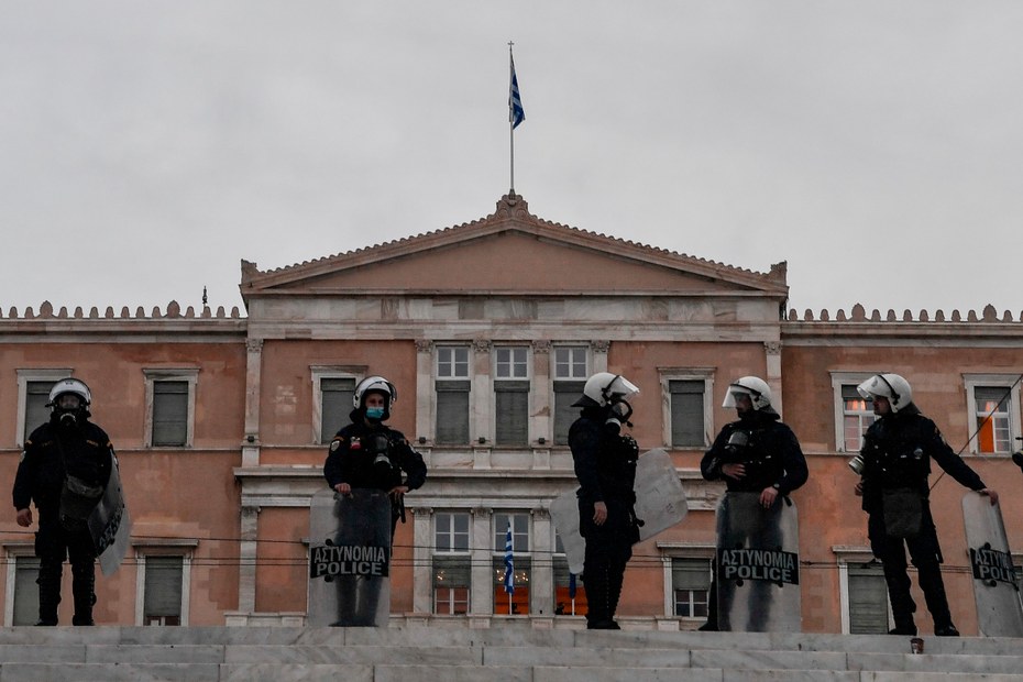 Januar 2021: Griechische Polizisten schirmen das Parlament während einer Demonstration für den Inhaftierten Dimitris Koufontinas ab