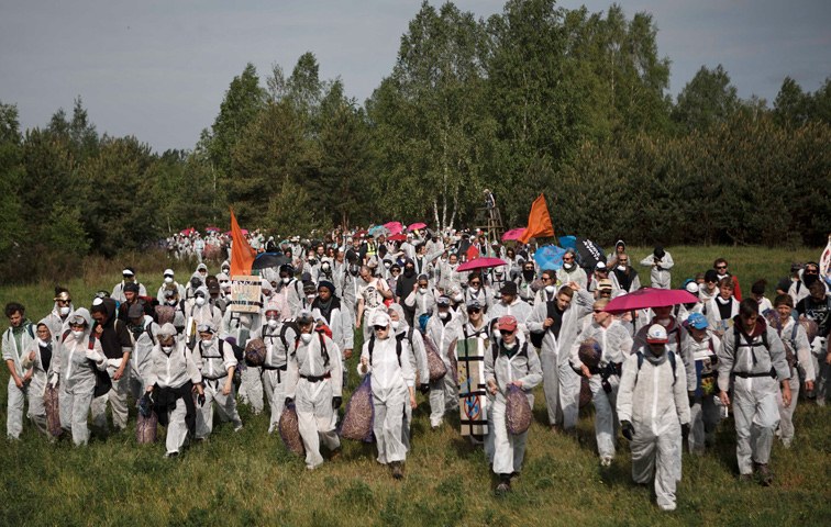 In einer Fingerstruktur marschierten Klimaaktivisten auf das Vattenfall-Gelände und blockierten den Braunkohleabbau im Tagebau Welzow-Süd für 24 Stunden.