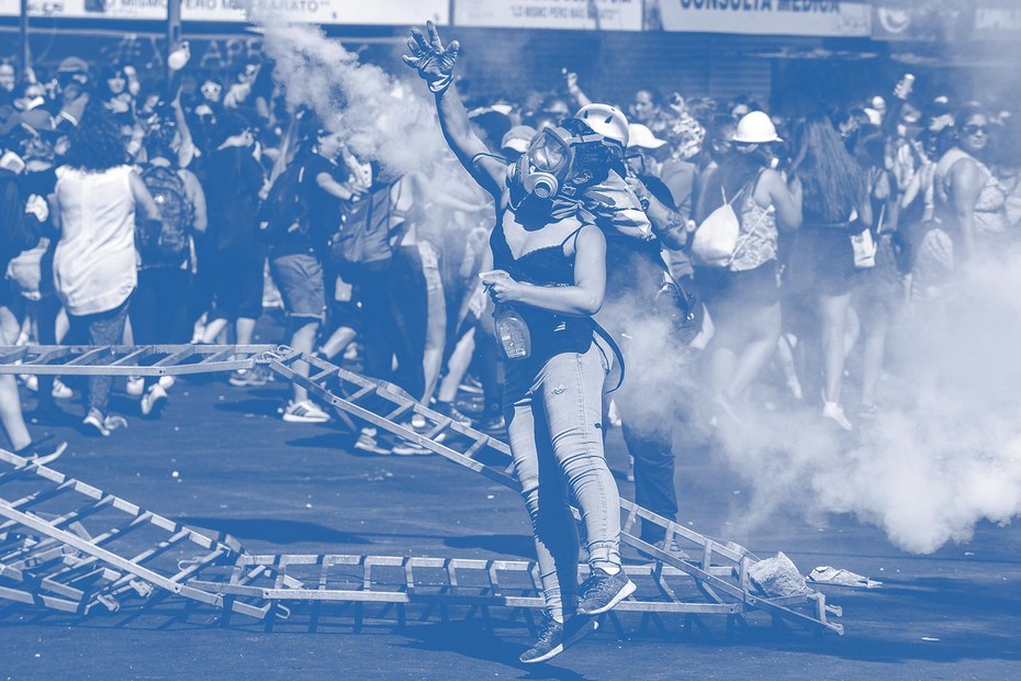 Tränengas-Zurück-Werferin kümmert sich um ihre Demo: 8. März 2020 in Santiago