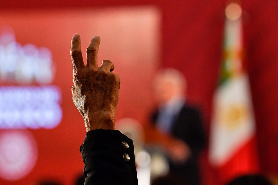 Ein Reporter hebt zur Zwischenfrage während einer Pressekonferenz mit Mexikos Präsidenten López Obrador an