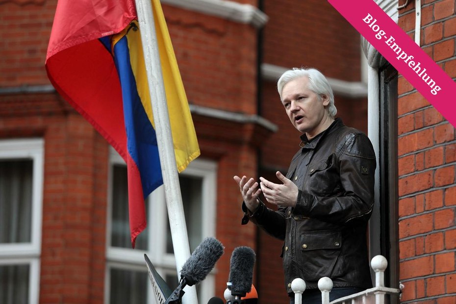 Julian Assange spricht vom Balkon der Ecuadorianischen Botschaft. Dort steht er unter diplomatenrechtlichem Schutz. Aber ist das rechtmäßig?