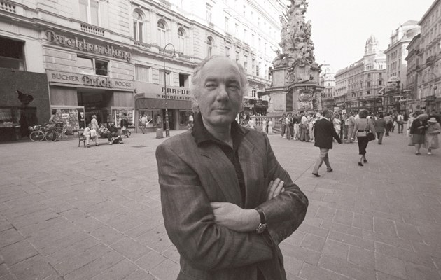 Für manchen Zeitgenossen die Pest, postum nun doch ein Säulenheiliger: Der Autor 1980 vor dem Denkmal in Wien, das beides im Namen vereint