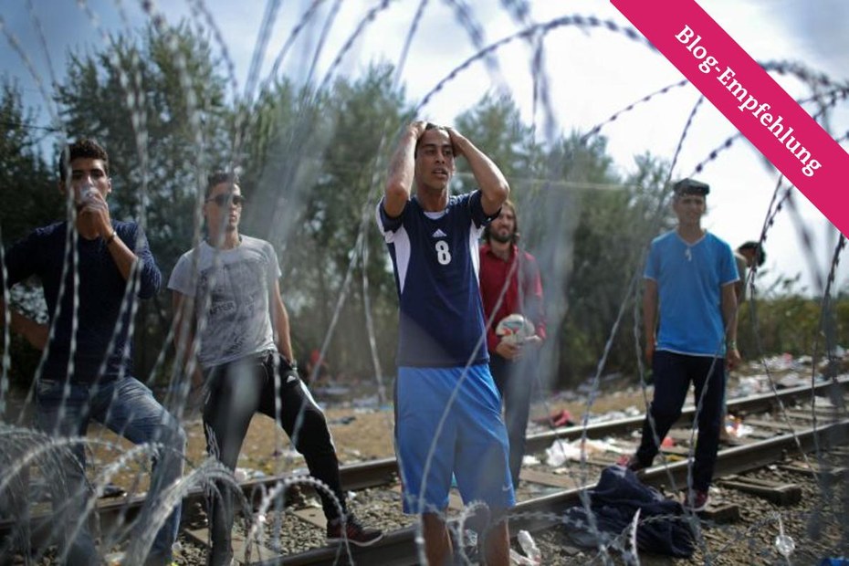 Flüchtende warten vor dem ungarischen Grenzzaun kurz vor Röszke auf eine Möglichkeit, in die EU zu kommen