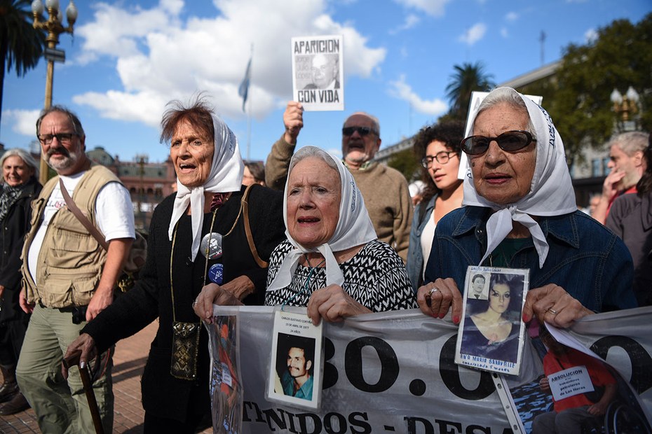 Nora Cortiñas (Mitte) bei einer Demonstration der Mütter der Plaza de Mayo