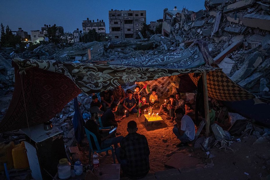 Palästinensische Kinder bei einer Kerzenandacht in Gaza. Nach der Waffenruhe beginnt hier das große Aufräumen und die große Trauer