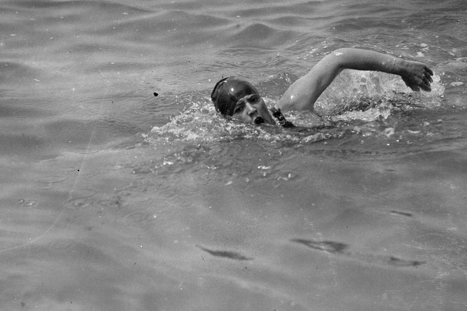 Gertrude Erle durchschwamm 1926 als erste Frau den Ärmelkanal. Auf diesem Bild sieht man sie beim Training im Jahr 1925