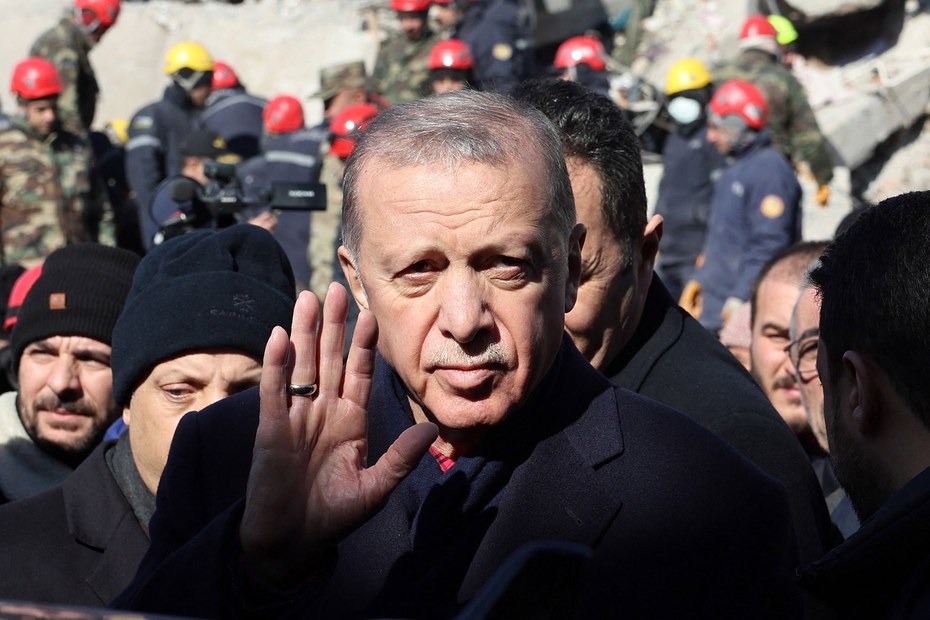 Der türkische Präsident Erdogan hat in zehn vom Erdbeben betroffenen Provinzen einen dreimonatigen Notstand ausgerufen