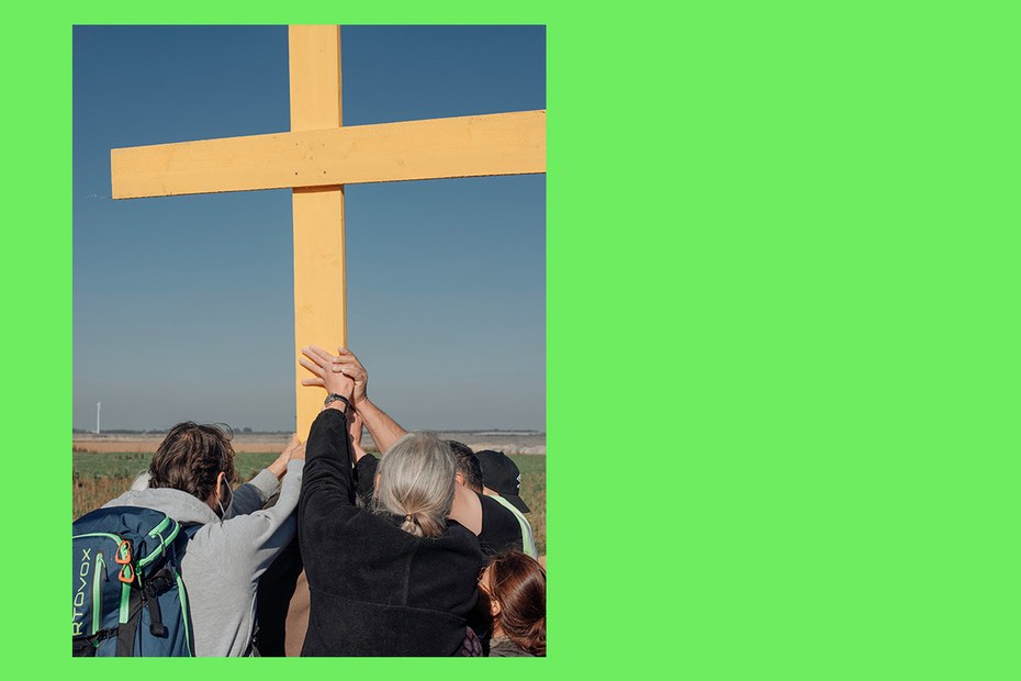 Aktivist*innen der Initiative „Die Kirche(n) im Dorf lassen“ protestieren gegen den RWE-Konzern