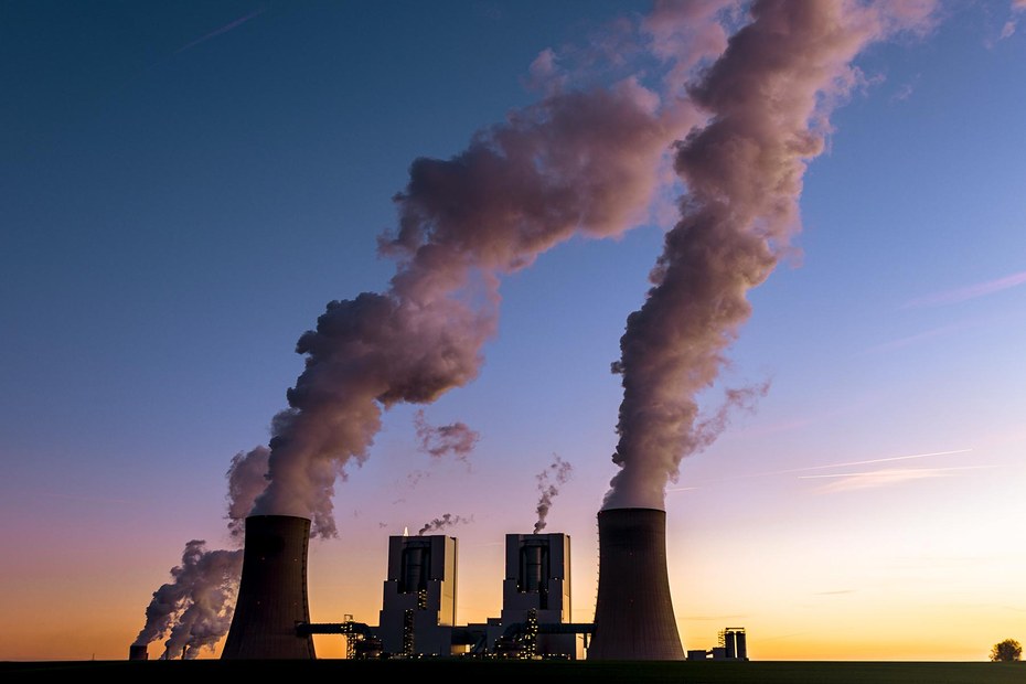 Das Kohlekraftwerk Neurath pustet trotz früherem Kohleausstieg weiter Treibhausgase in die Luft