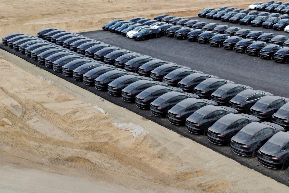 Abgestellte Tesla-Fahrzeuge auf dem Werksgelände in Grünheide
