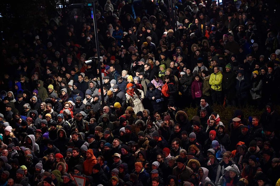 Menschen bei einer Demonstration gegen die Kulturpolitik Victor Orbáns am 9. Dezember 2019
