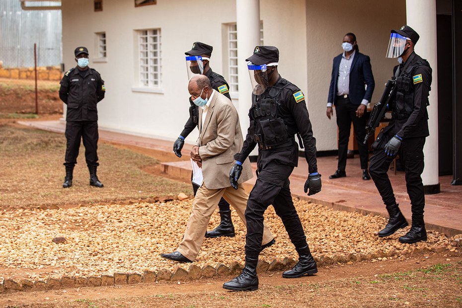 Polizisten eskortieren Paul Rusesabagina am 14. September zum Gericht in Kigali