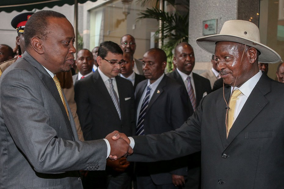 Der kenianische Präsident Uhuru Kenyatta (l.) mit dem Präsidenten von Uganda, Yoweri Museveni