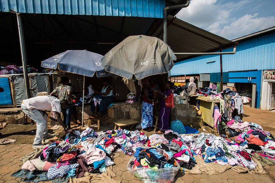 Einer der wenigen übrigen Märkte in Kigali, Ruanda, die noch importierte Altkleider verkaufen
