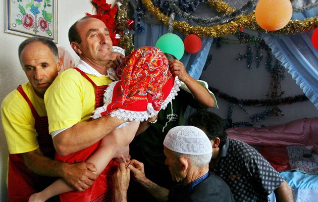 Eine traditionelle Beschneidung im Kosovo