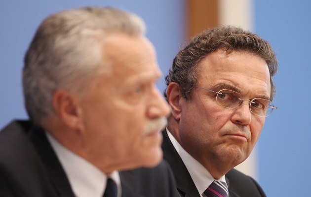Einer weniger: Innenminister Hans-Peter Friedrich (rechts) hat den bisherigen Verfassungsschutzpräsidenten Fromm gerade in den Ruhestand expediert