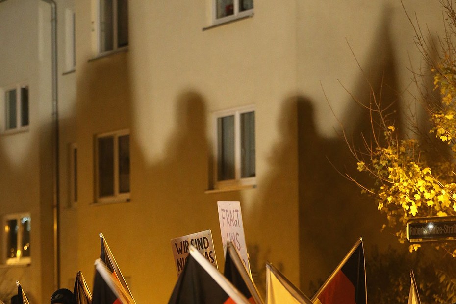 Wenig Licht, viel Schatten: Kundgebung „besorgter Bürger“ vor einem Flüchtlingswohnheim im sächsischen Rötha 2013