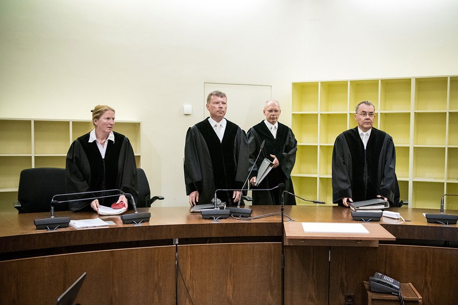 Richter Manfred Götzl (hinten) bei dem Prozess, der so viele Fragen offen gelassen hat
