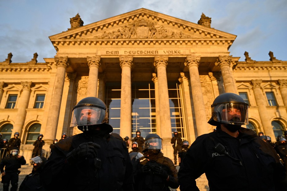 Polizist:innen sichern den Reichstag bei einer Demo der sogenannten „Querdenker:innen“