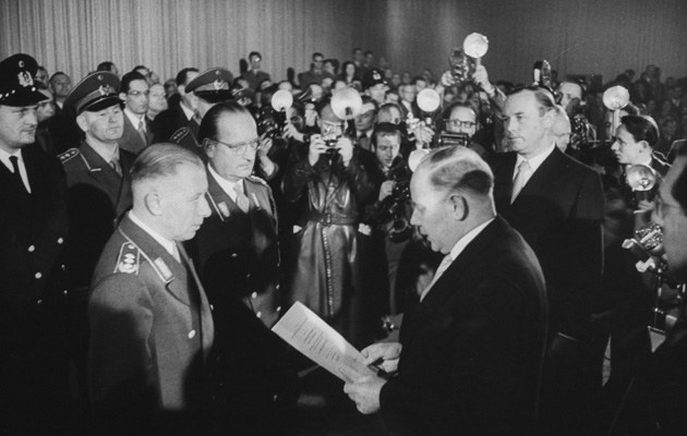 Die Offiziere Adolf Heusinger (links) und Hans Speidel (Mitte) bei ihrer Berufung in die Bundeswehr 1955
