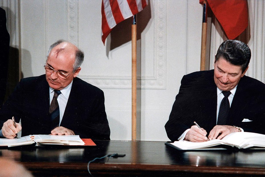 Ronald Reagan und Michail Gorbatschow unterzeichnen den INF-Vertrag im Jahr 1987