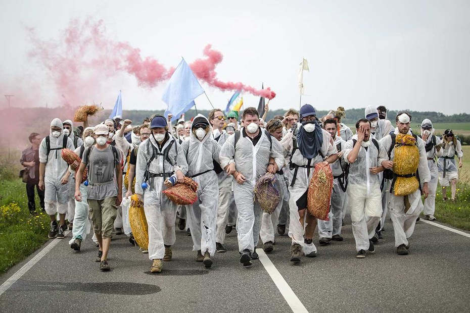 Umweltaktivisten demonstrieren im Rheinland gegen den Klimakiller Braunkohle