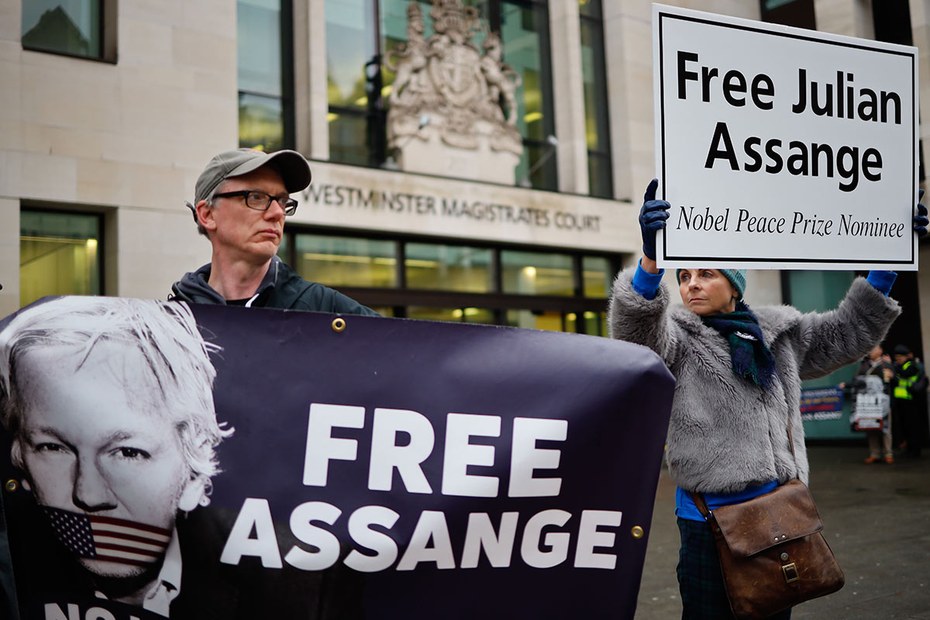 Julian-Assange-Unterstützer demonstrieren am Donnerstag vor dem Westminster Magistrates' Court in London
