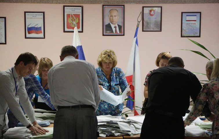 Wahlhelferinnen und -helfer bei der Auszählung der Stimmen nach der Stimmangabe in Simferopol