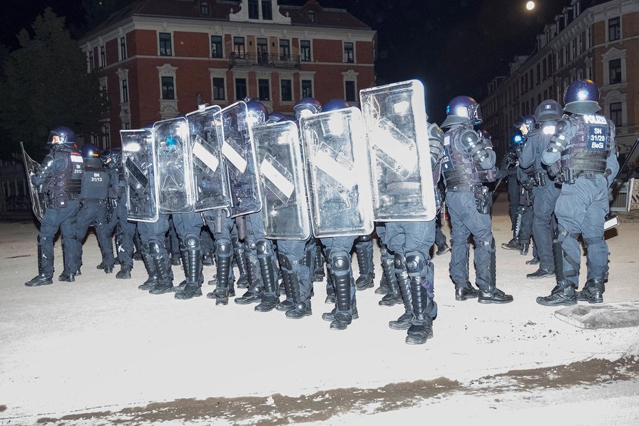 Die Polizisten sind gekommen, um die Demonstration in Leipzig für Lina E. zu verhindern
