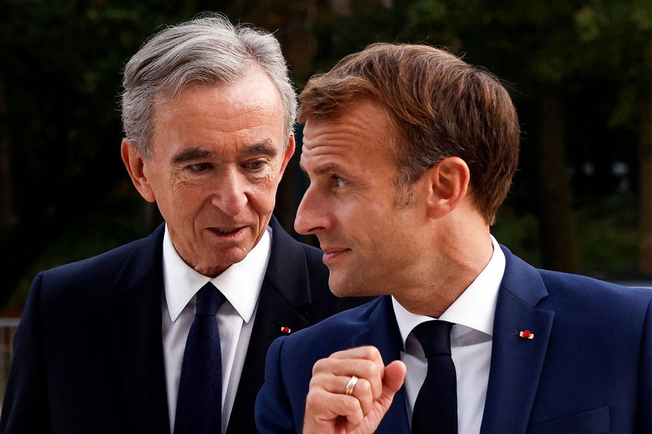 Dritten gegenüber stellte der Medienmogul Bernard Arnault schon vor Macrons Wahl diesen als künftigen Hausherren im Élysée vor