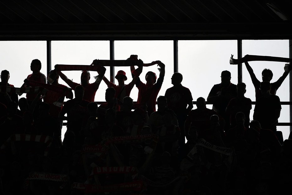 Stimmung auch in düstersten Spielzeiten: Fans von Union Berlin bei einem Auswärtsspiel in Bochum