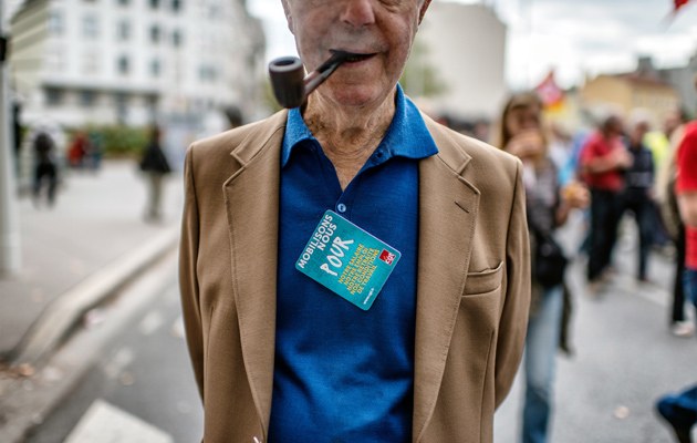Ein Demonstrant protestiert im September 2013 gegen die Rentenreform. Die Erwerbslosen-Quote lag in diesem Monat bei 11,0 Prozent (3,3 Millionen Betroffene). So geriet Frankreich über den EU-Durchschnitt von 10,9 Prozent.