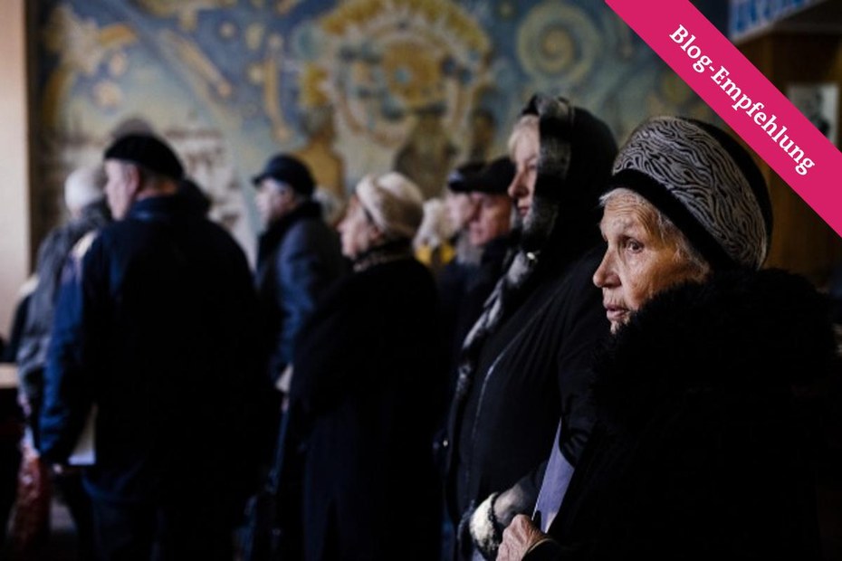 Wähler warten am 2. November in Donezk darauf, ihre Stimmzettel abzugeben