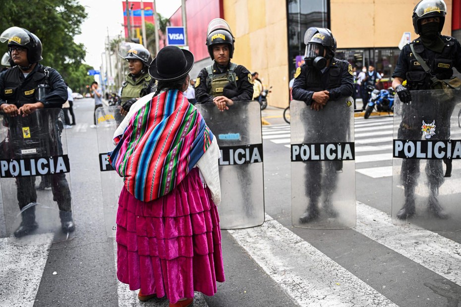 Eine Peruanerin beim Protest gegen die Regierung