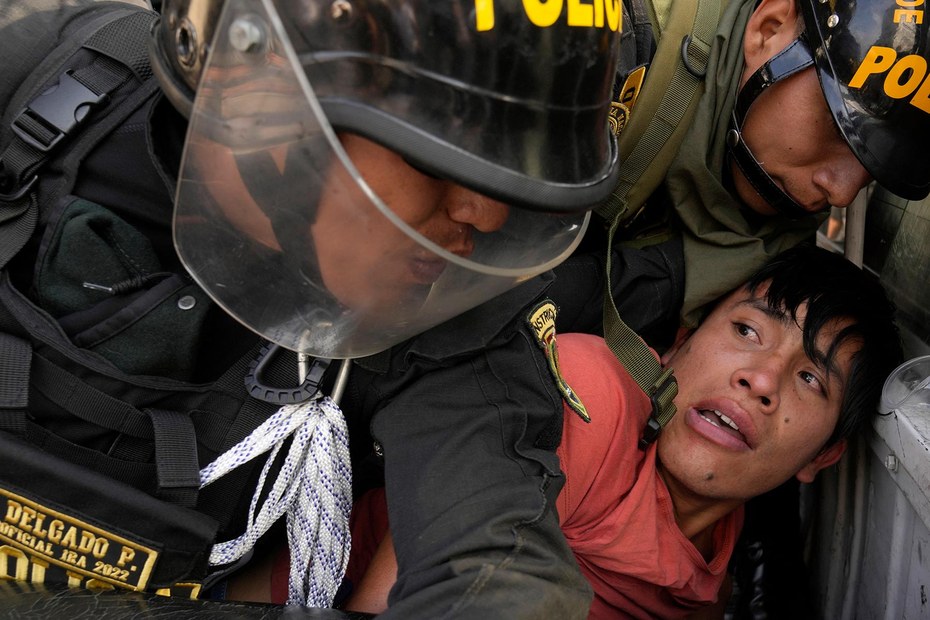 Die peruanische Polizei greift 2023 auf brutale Strategien der Guerilla-Bekämpfung aus den 1990er Jahren zurück