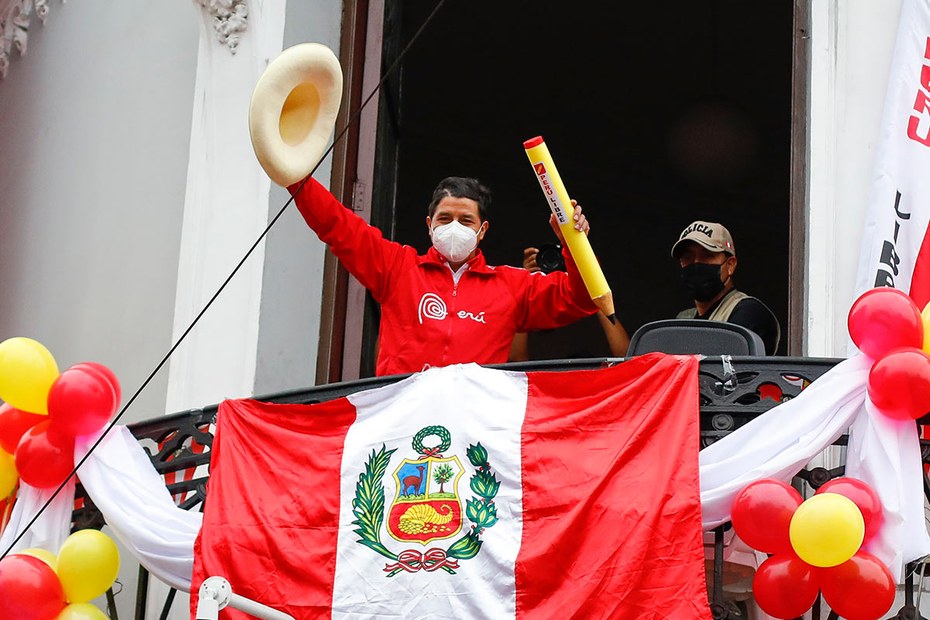 Der sozialistische Präsidentschaftskandidat Pedro Castillo begrüßt seine Unterstützer in Lima