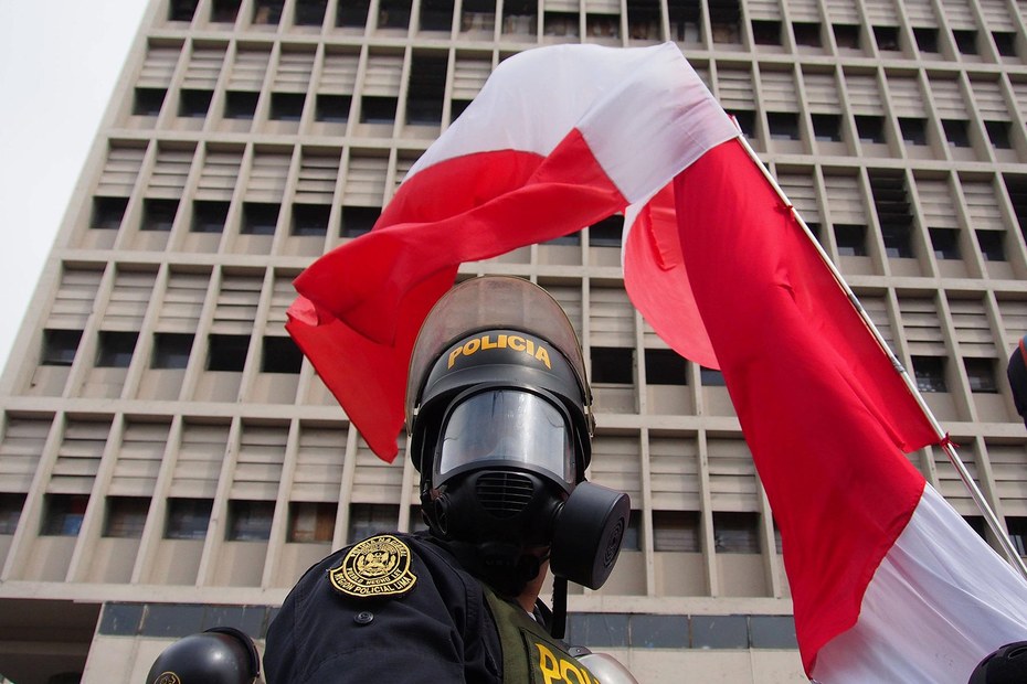 Lima, Peru: Die Polizei patroulliert auf den Straßen nach der Amtsenthebung des peruanischen Präsidenten Pedro Castillo