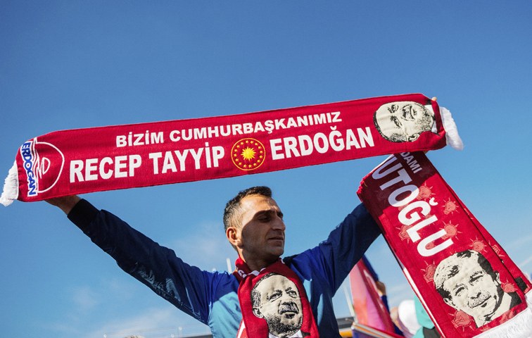 Ob man mit Davutoğlu-Schals noch Geld machen kann?
