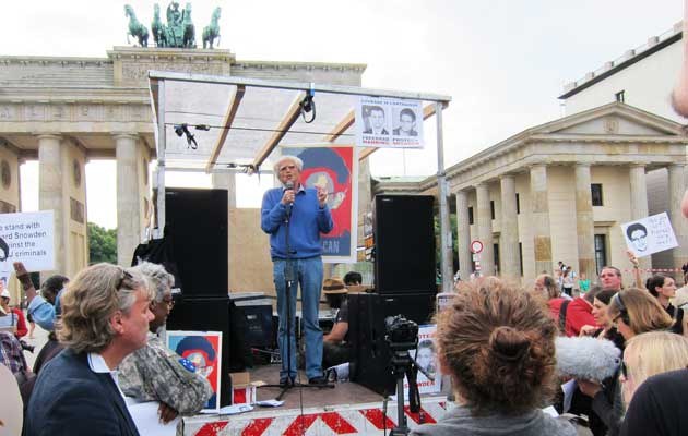 Hans-Christian Ströbele in einer offensiven Rede vor dem Brandenburger Tor.