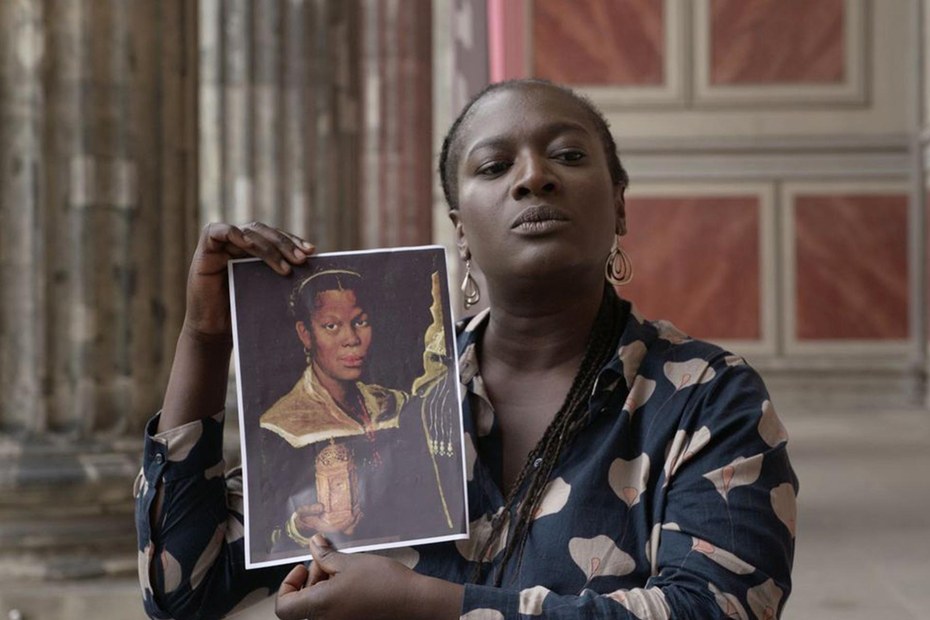 Ein semifiktionaler Faden durchzieht den Film: Aktivistin Thelma Buabeng sucht im Fundus nach „afrikanischen“ Gegenständen