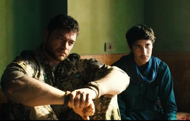 Bundeswehrsoldat Jesper (Ronald Zehrfeld) mit dem afghanischen Dolmetscher Tarik (Mohsin Amady)
