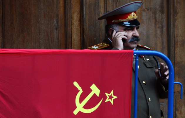 Moskau 2013, ein Stalin mit Mobiltelefon, ob er wohl gerade Ölgeschäfte tätigt?