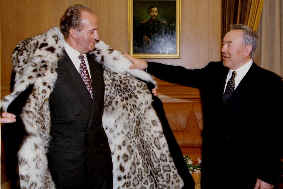Nursultan Nazarbajew (re.), 1990 bis 2019 Präsident Kasachstans, schenkt Juan Carlos 1998 einen Pelzmantel