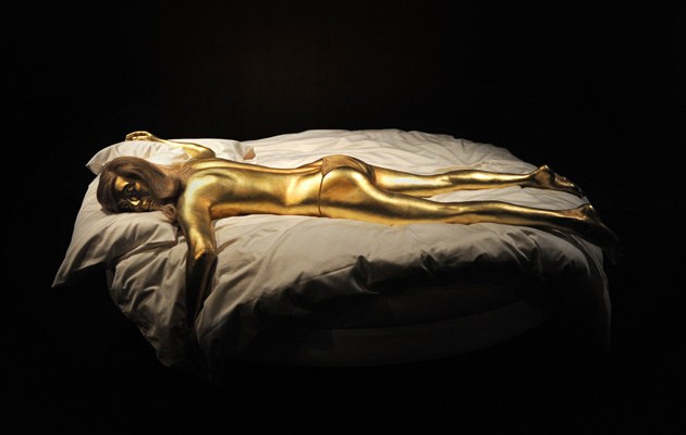 Bleibende Bilder haben die Bonds in jedem Fall hinterlassen wie dieses "Goldfinger"-Opfer, nachgestellt für die Londoner Jubiläumsausstellung