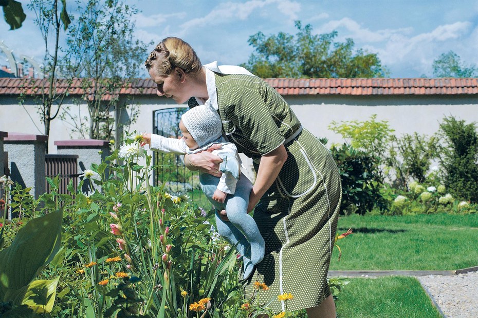 Als einmal ihre Mutter zu Besuch kommt, zeigt Hedwig Höß (Sandra Hüller) ihr stolz die Blumen- und Gemüsebeete im Garten