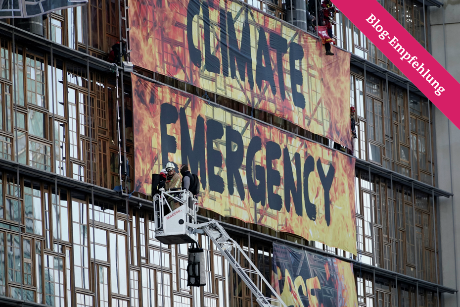 Greenpeace-Aktivist*innen werden evakuiert, nachdem sie ein Transparent am Gebäude des Europäischen Rates angebracht haben