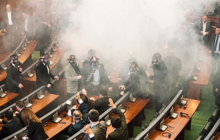 Mit Schutzmaske ins Parlament